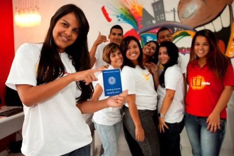 Imagem de um grupo de  jovens no programa Jovem Aprendiz