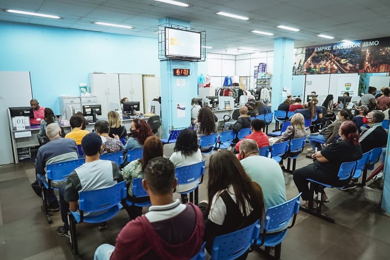 Candidatos em sala de espera do SINE de Porto Alegre