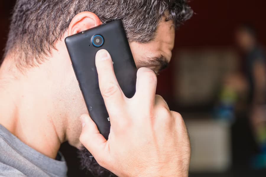 Homem segurando um aparelho celular