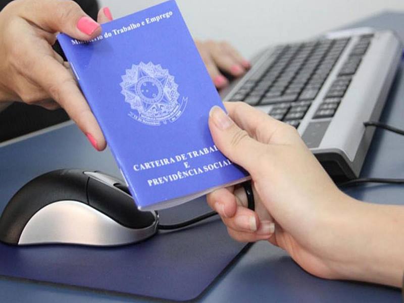 Pessoa entregando sua carteira de trabalho para registro em carteira