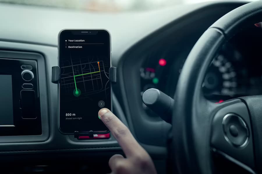Aplicativo Waze usado dentro de um carro