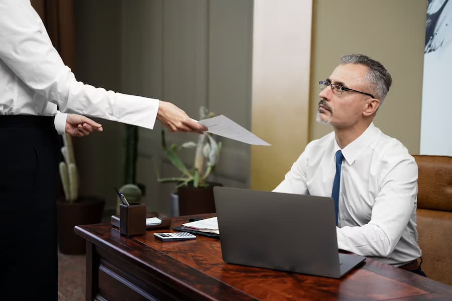 homem recebendo contrato de demissão