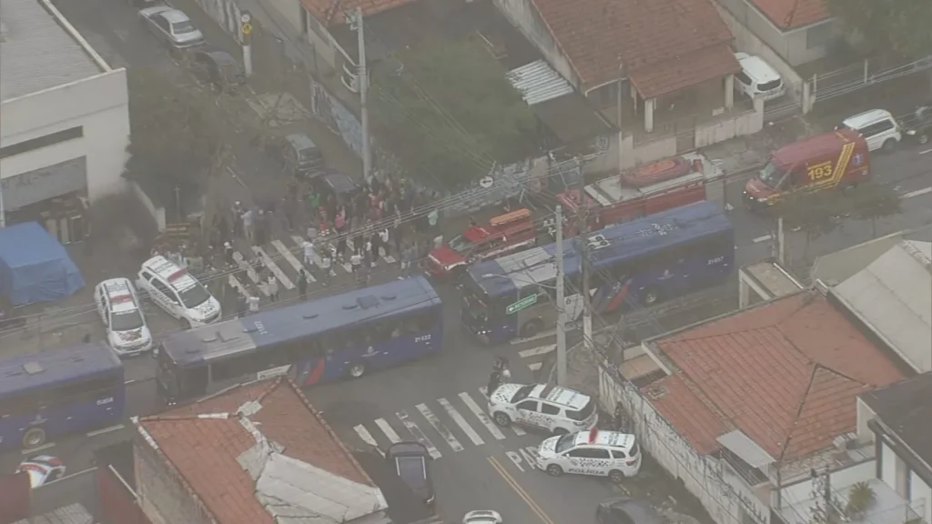 Imagens aéreas da escola após massacre de Adolescente de 13 anos