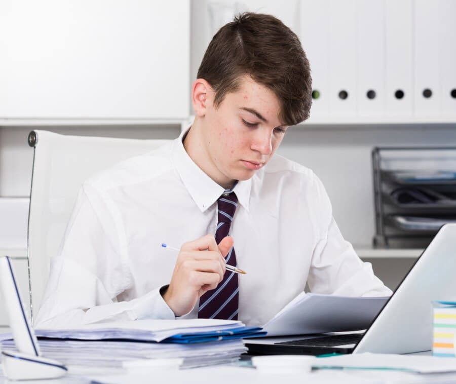 Jovem aprendiz trabalhando