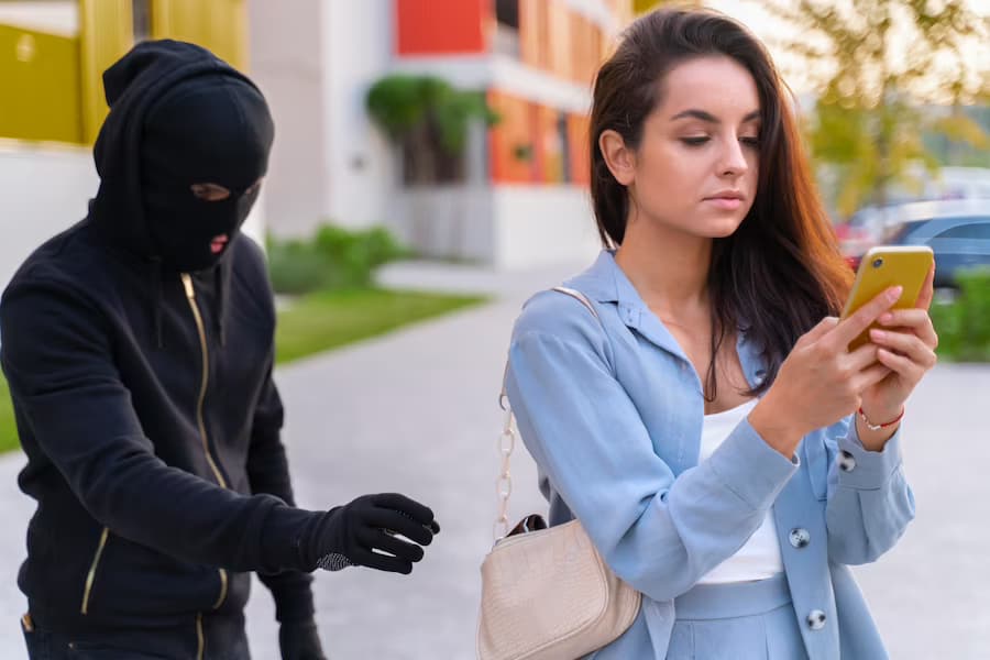 Homem furtando aparelhos celulares