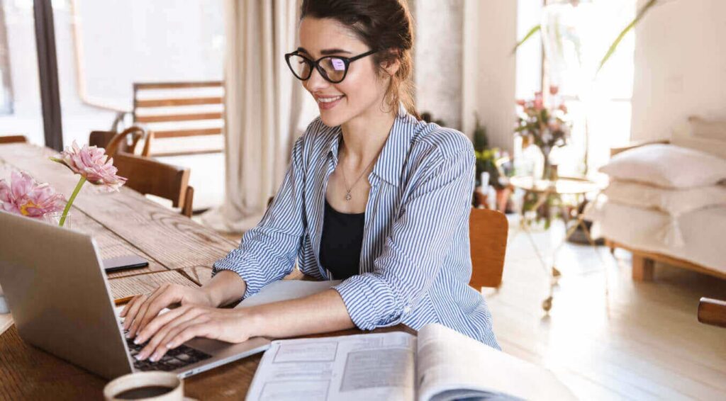 Mulher trabalhando pelo computador em Home Office