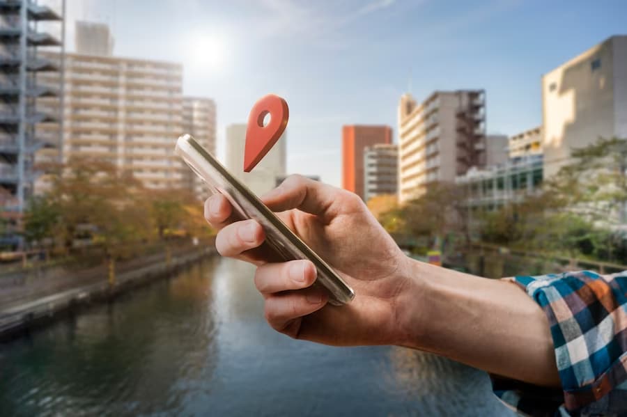 Homem usando aplicativo de GPS tipo Waze para localização