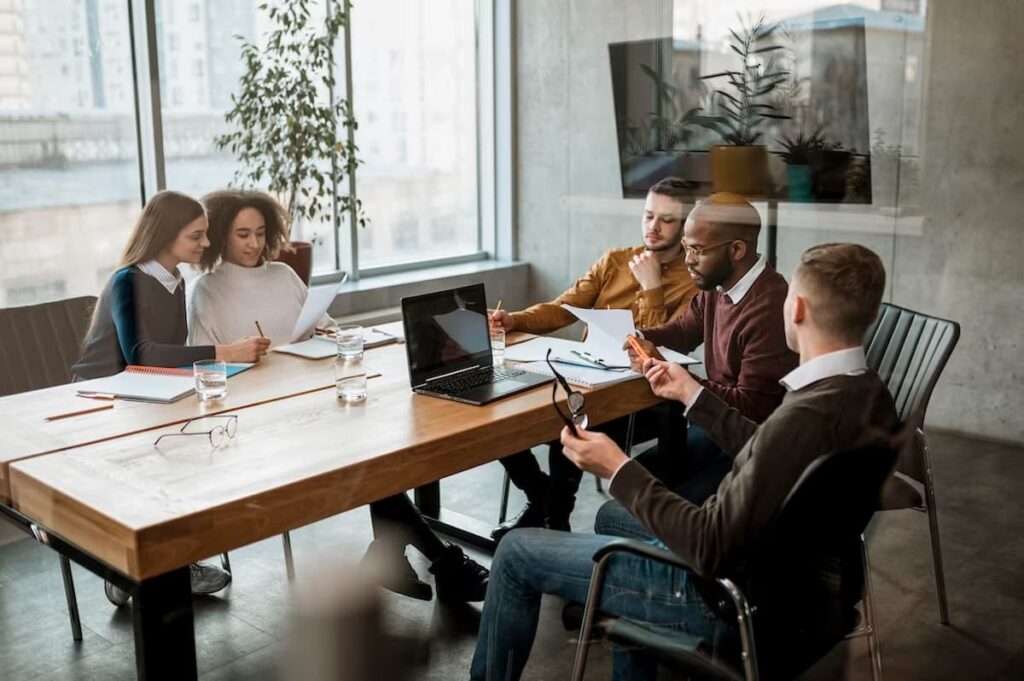 Imagem de uma empresa com pessoas, que precisa de um alvará de funcionamento para funcionar