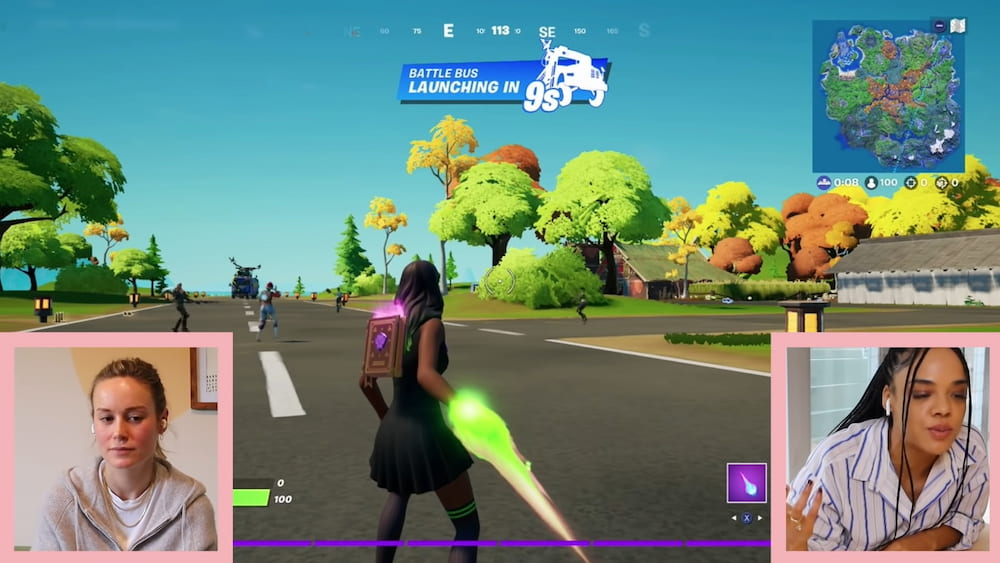 Brie Larson ensinando Tessa Thompson a jogar Fortnite