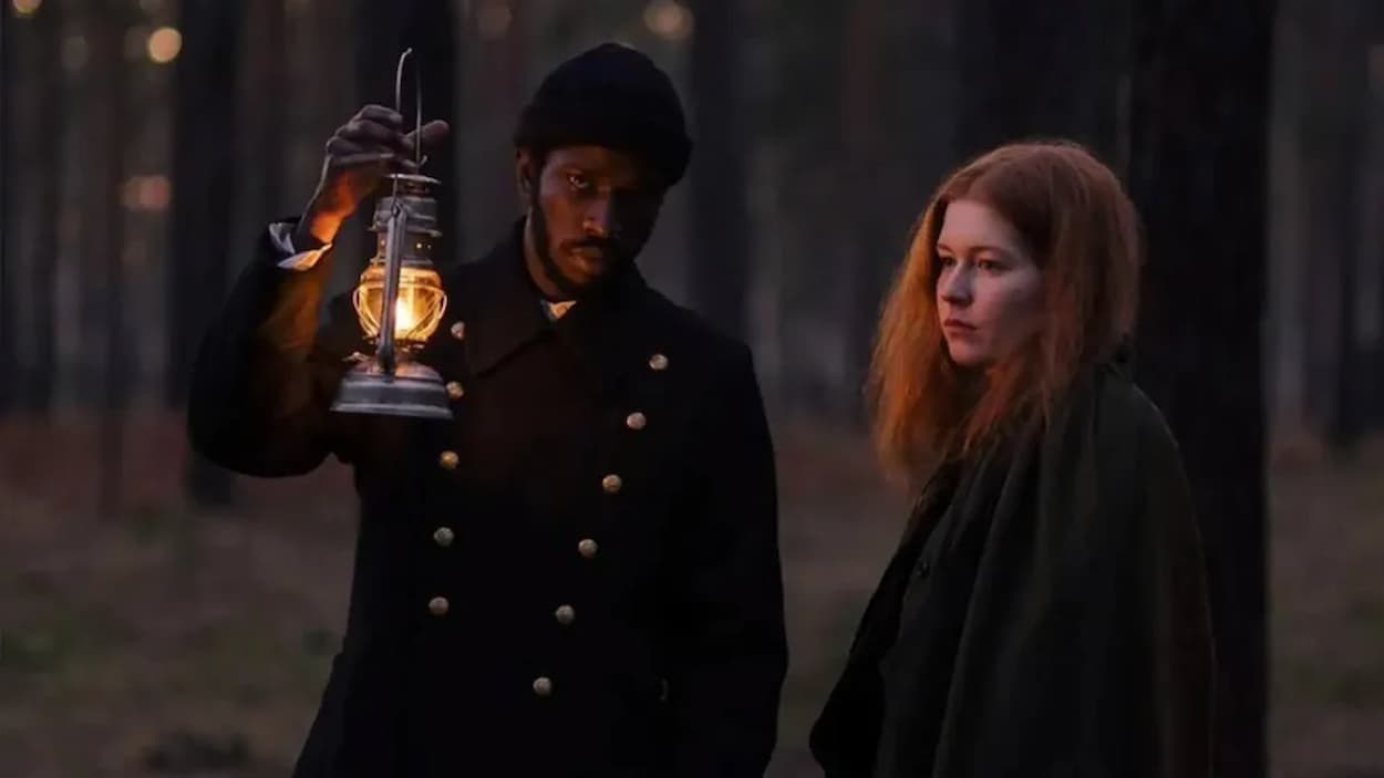 Cena com dois personagens de 1899, um homem segurando um lampião e ao lado uma mulher