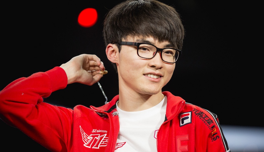 Fotografia Faker com jaqueta da T1