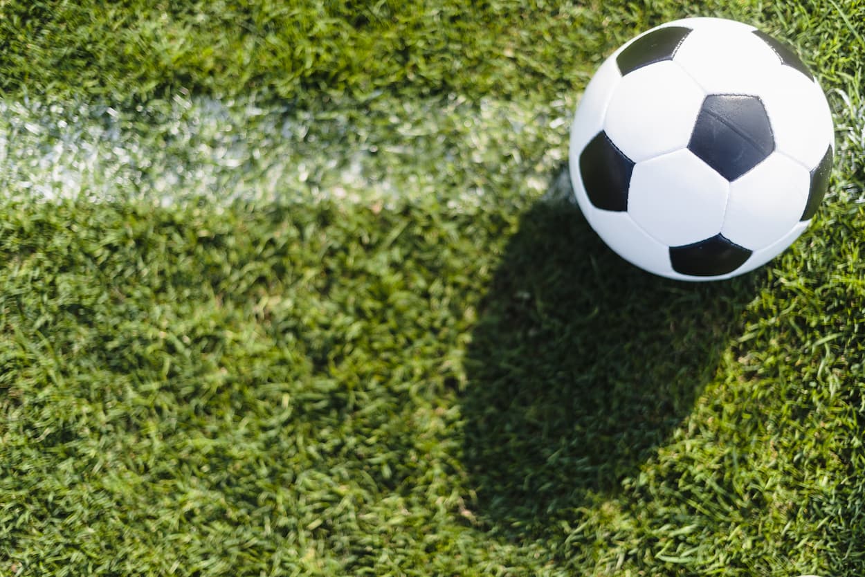 Bola de futebol na grama