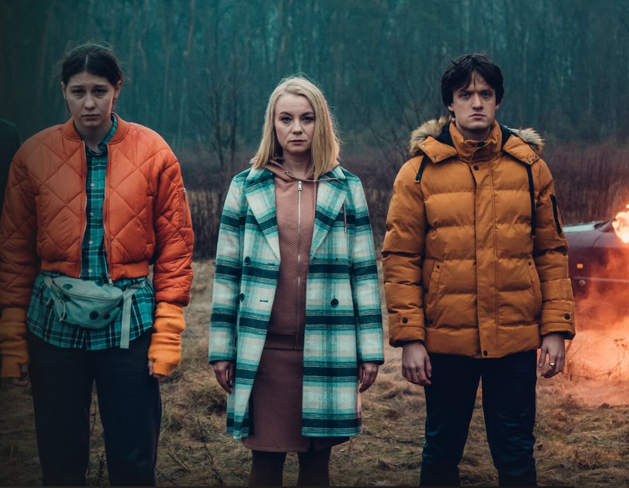 3 personagens da série da Netflix em frente à câmera
