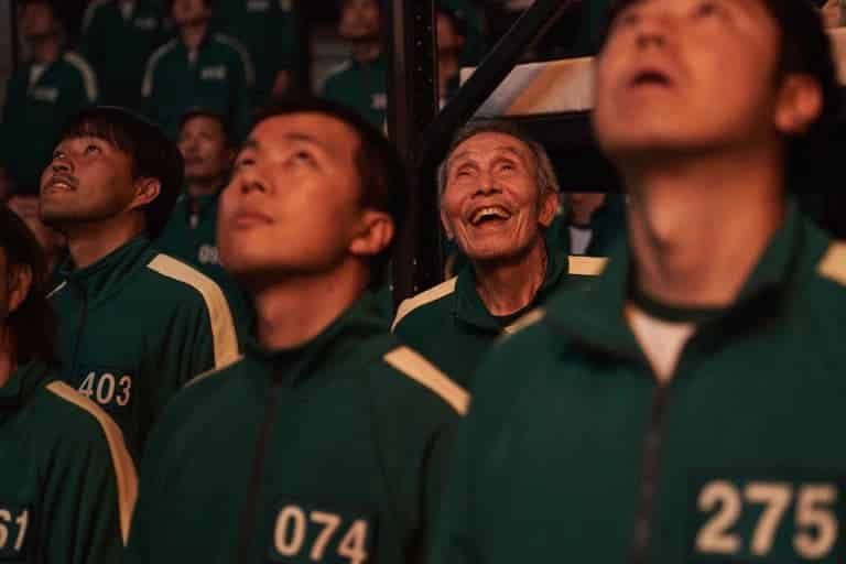 Ator de 78 anos de Round 6 aparece sorrindo como destaque da foto.