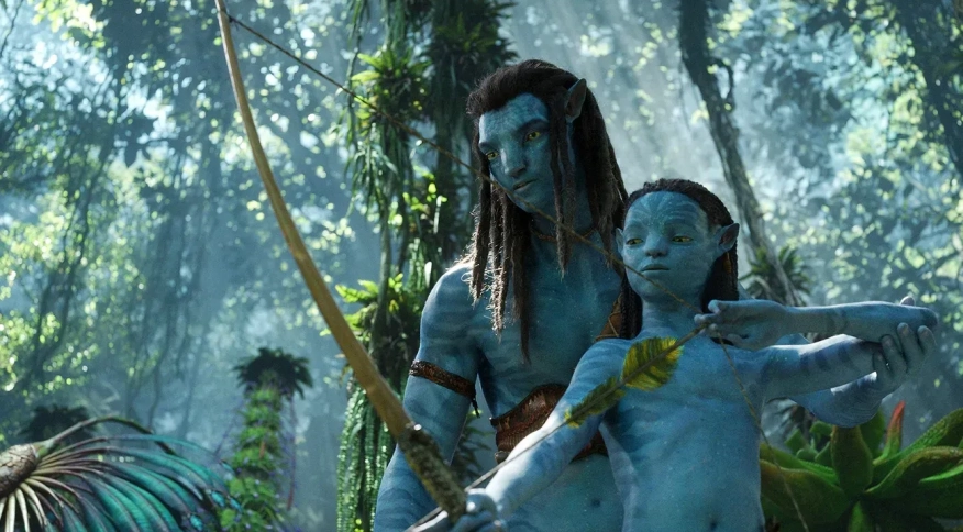 Imagem do povo Na'vi treinando arquearia em Avatar: O Caminho da Água