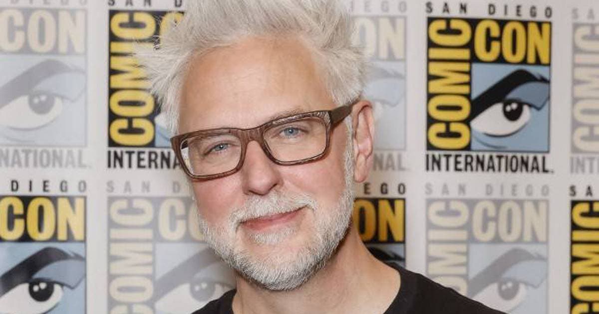Imagem de James Gunn, novo contratado pela DC, em fundo com logos da Comic Con