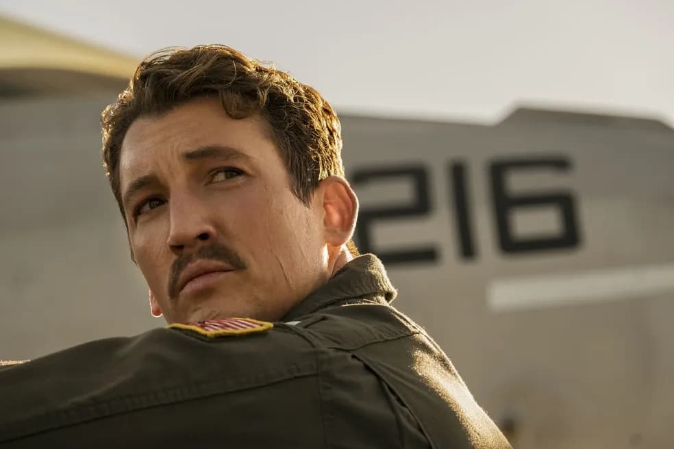 Miles Teller no papel de Bradshaw em Top Gun: Maverick