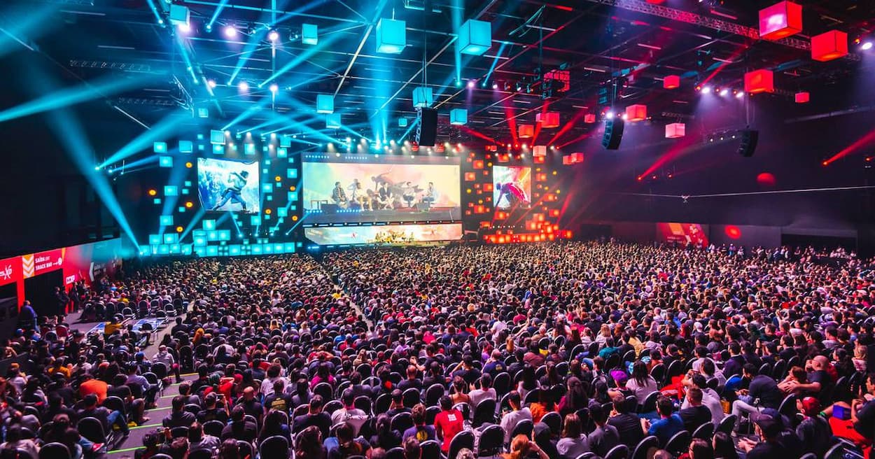 Cena de cima de multidão no painel de CCXP 2022