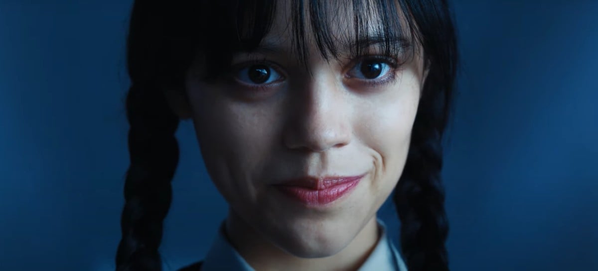 Imagem Wandinha sorrindo durante episódio da série