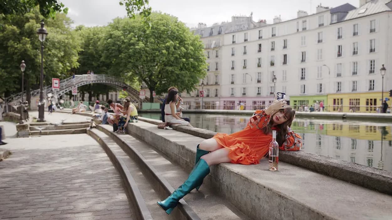 Emily em Paris Canal Saint-Martin
