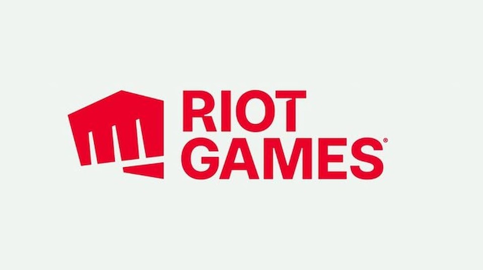 Logo com punho fechado vermelho e Riot Games escrito em vermelho ao lado com fundo branco