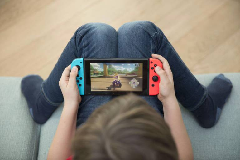 Criança jogando videogame