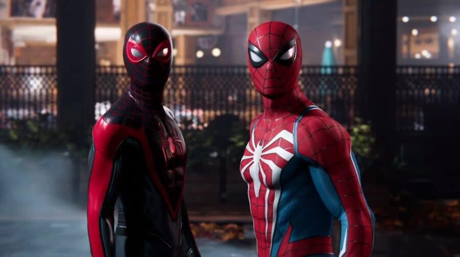 Imagem mostrando Peter e Miles vestidos de Spider-Man encarando algo