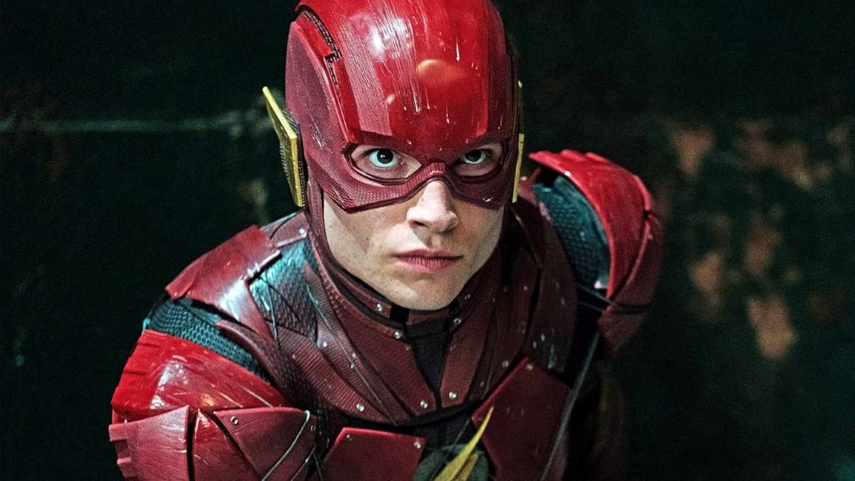 Ezra Miller como Flash.