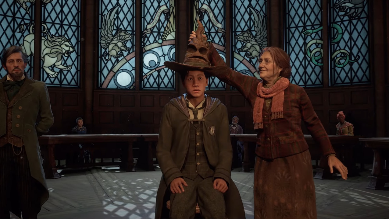 Bruxo sendo direcionado para casa pelo Chapéu Seletor em Hogwarts Legacy