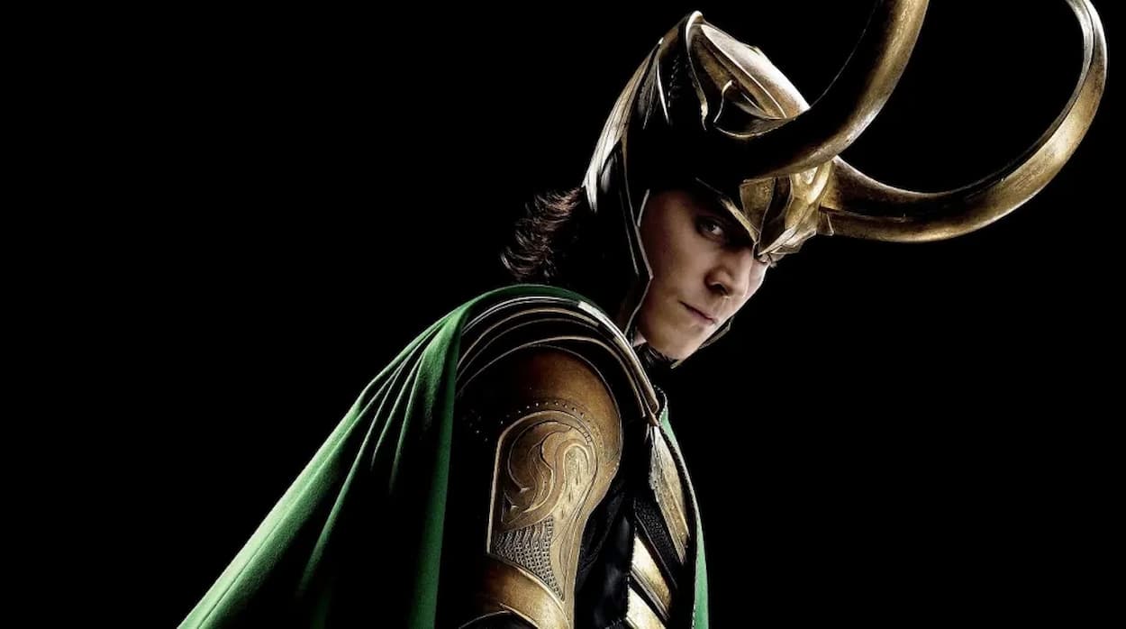 Tom Hiddleston caraceterizado como Loki para a série da Disney+