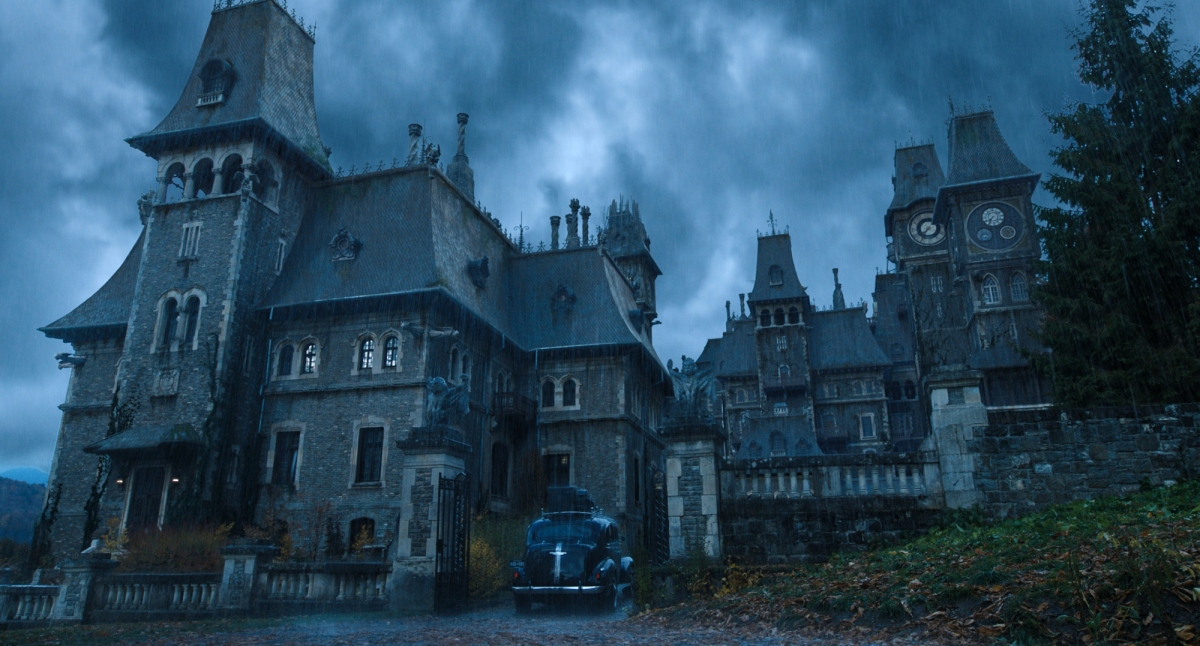Imagem mostrando carro chegando à escola Nevermore em Wandinha