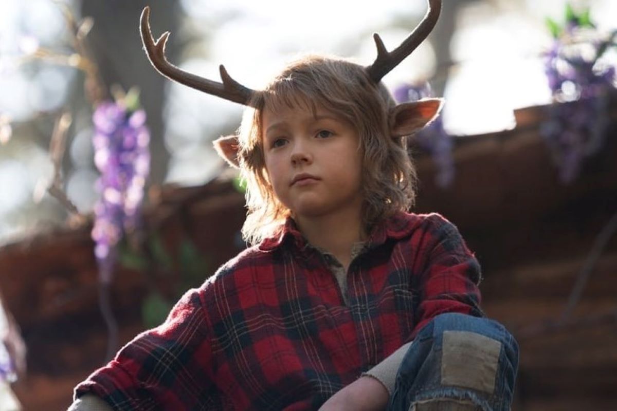 Imagem retirada da série Sweet Tooth, mostrando Gus, o garoto-cervo