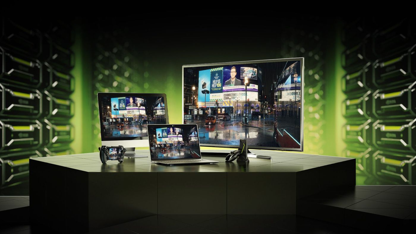 Foto mostrando diversos aparelhos reproduzindo a plataforma GeForce Now para jogar