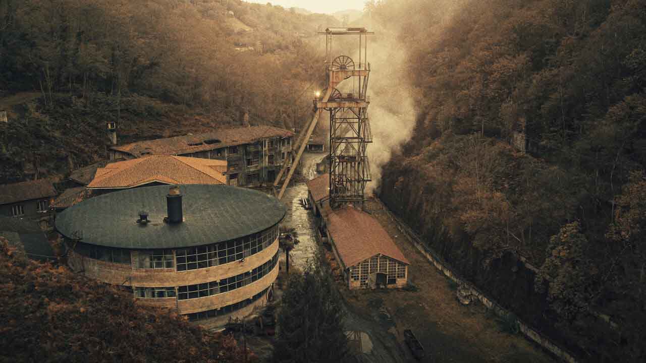 Imagem de mina na cidade do filme Infiesto