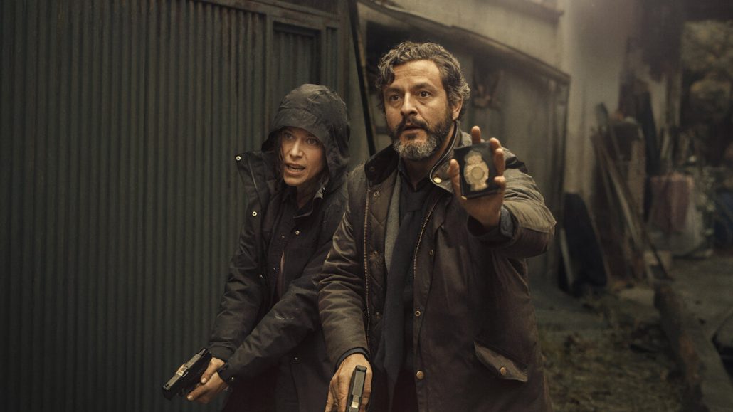 Imagem dos dois detetives chamados para solucionar o mistério no filme Infiesto
