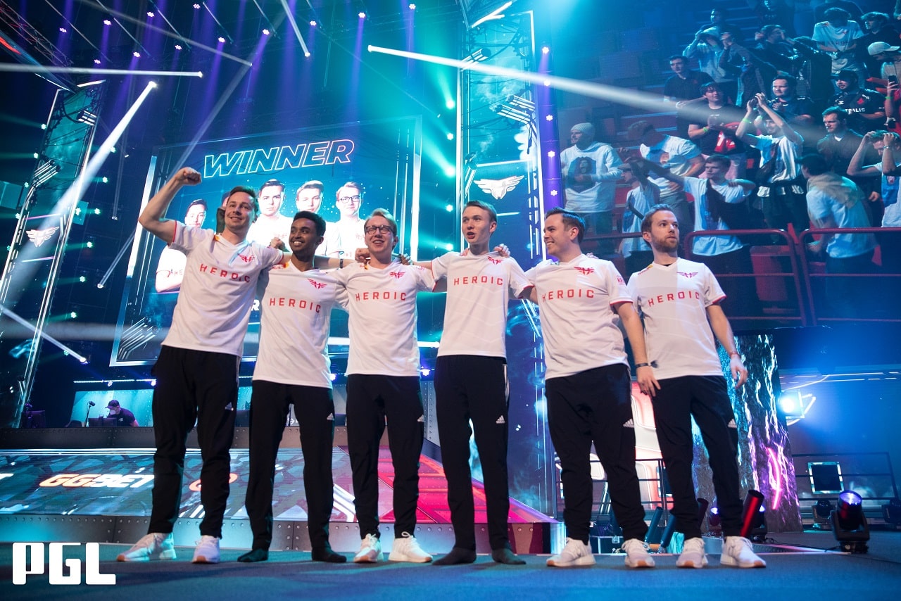 Equipe da Heroic em evento da PGL de CS:GO