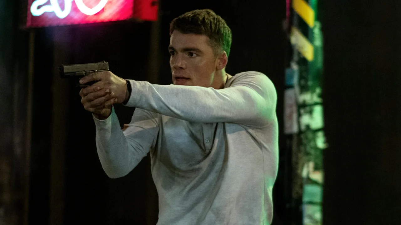 Banner de divulgação da série O Agente Noturno com ator principal