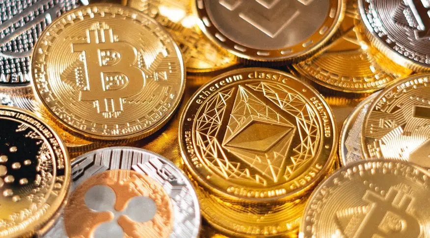 Imagem de diversas criptomoedas juntas, alvos de criminosos divulgados pelo FBI