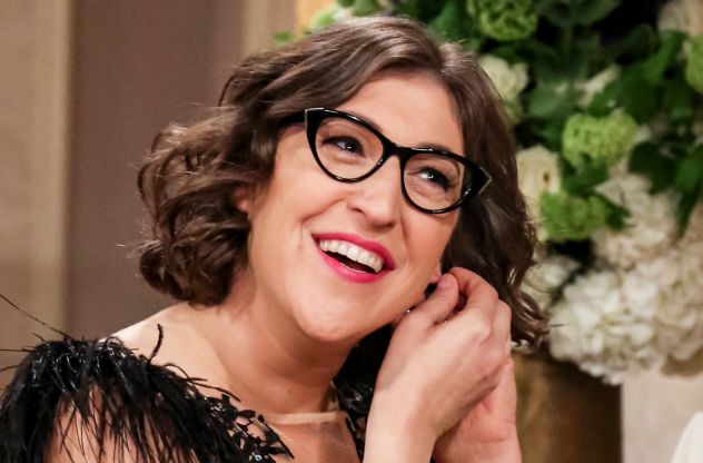 Amy em The Big Bang Theory arrumando seu brinco