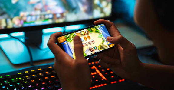 Pessoa jogando jogos de celular