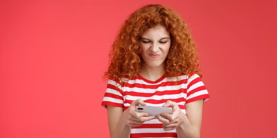 Imagem de pessoa jogando jogos de celular