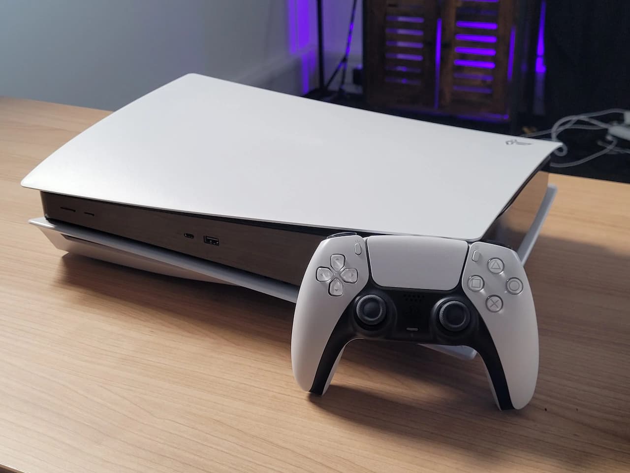 Imagem de console do PS5 com controle