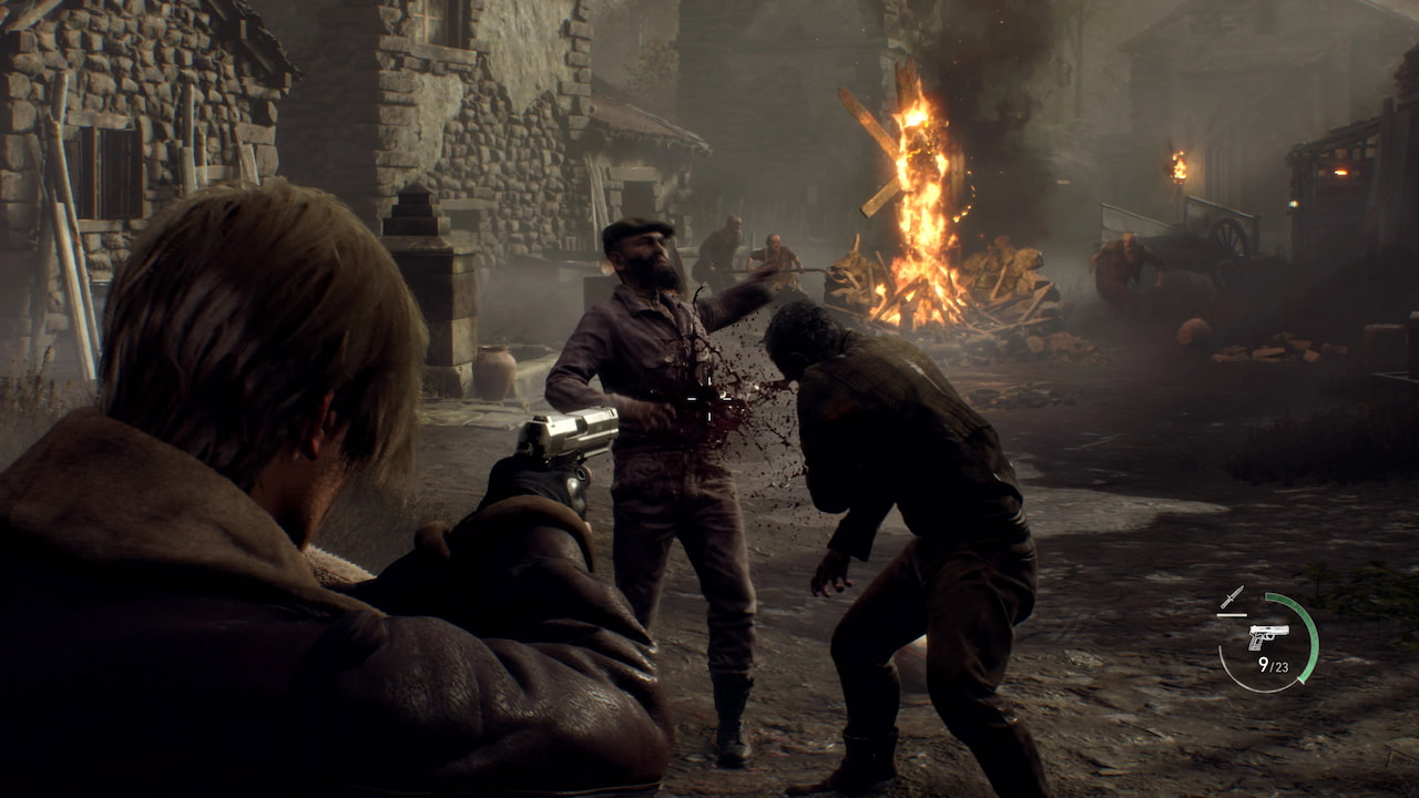 Cena de Resident evil 4 remake onde leon está de frente com dois infectados no meio da cidade.