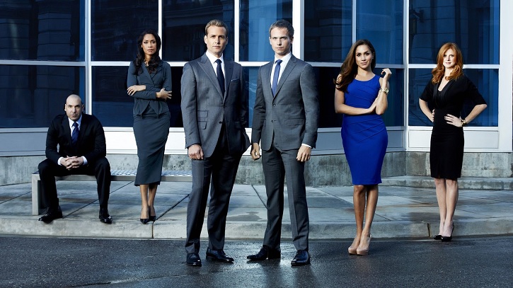 Imagem com os principais personagens da série Suits